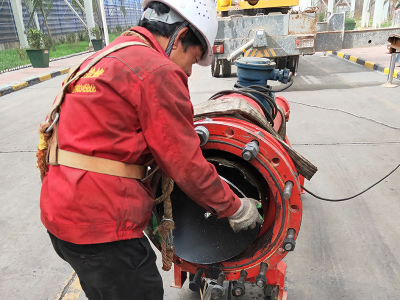 1638195275676415.jpg DN600煤氣管道帶壓開孔順利完成!3.jpg